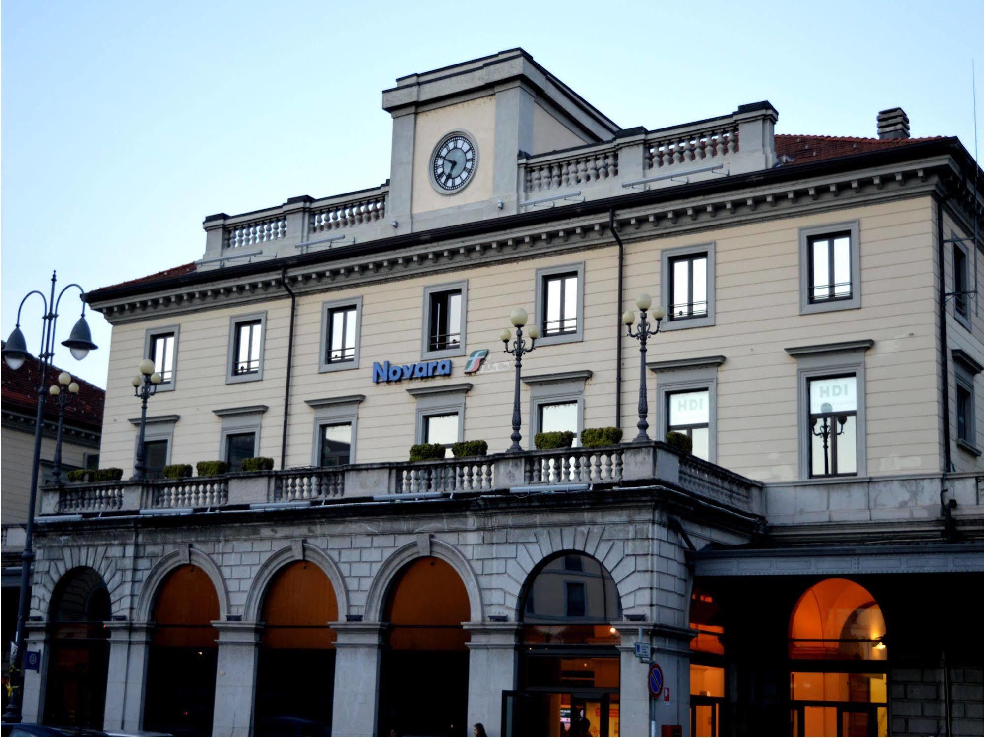 Hotel Stazione Novara Bagian luar foto