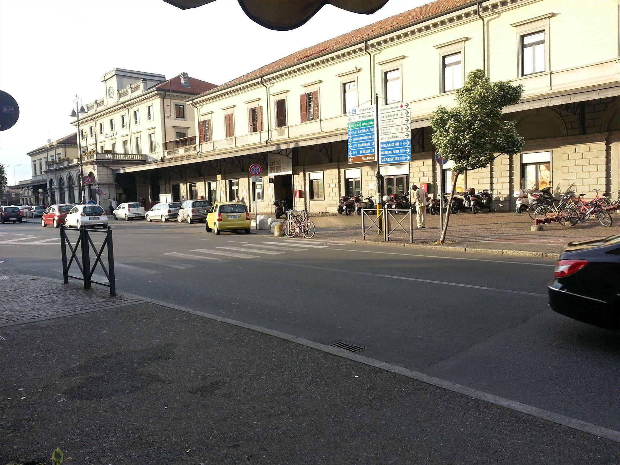 Hotel Stazione Novara Bagian luar foto